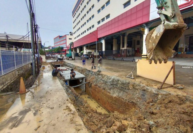 Pipa Air Bocor Kena Kerukan Alat Berat, Suplai Air di Pelita Tersendat