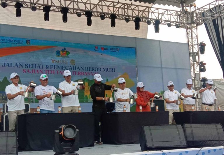 Cerita Raja Rita Siapkan 2.409 Gelas Teh Tarik untuk Pecahkan Rekor Muri