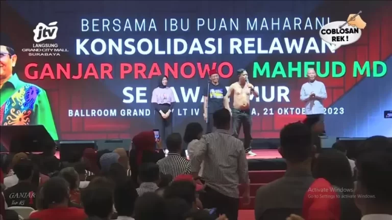 Relawan Copot Baju Rumah Jokowi di Hadapan Puan Maharani
