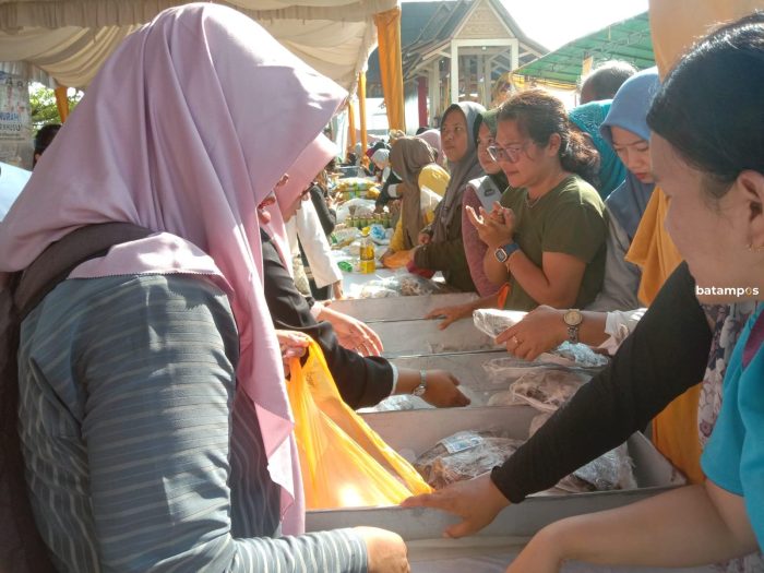 Warga Serbu Bazar Pangan