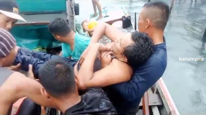 Setelah Tersambar Petir, Perahu Korban Berputar-putar di Laut