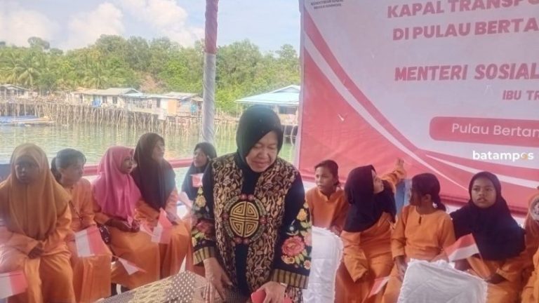 Menteri Risma Temui Warga Pulau Bertam, Lingke dan Gara, Serahkan 3 Kapal Transportasi Anak Sekolah
