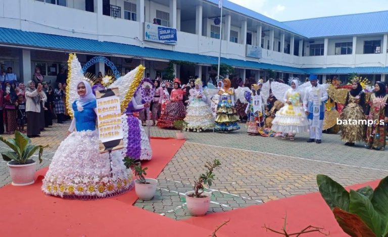 Fashion Show SMPN 38 Batam, Busana dari Olahan Barang Bekas