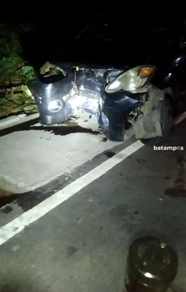 Pulang Jalan-jalan dari Lagoi, Mobil yang Bawa Satu Keluarga Tabrak Gorong-gorong