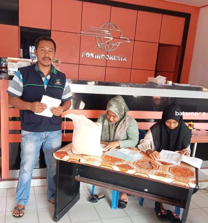 460 Kepala Keluarga Warga Tanjungbatu Kota Menerima Bantuan Beras