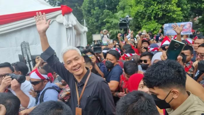 Ganjar Tak Pakai Baju Desain dari Jokowi saat Daftar Capres 2024
