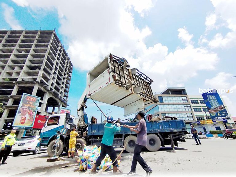 Diduga Kelebihan Muatan, Truk Terguling