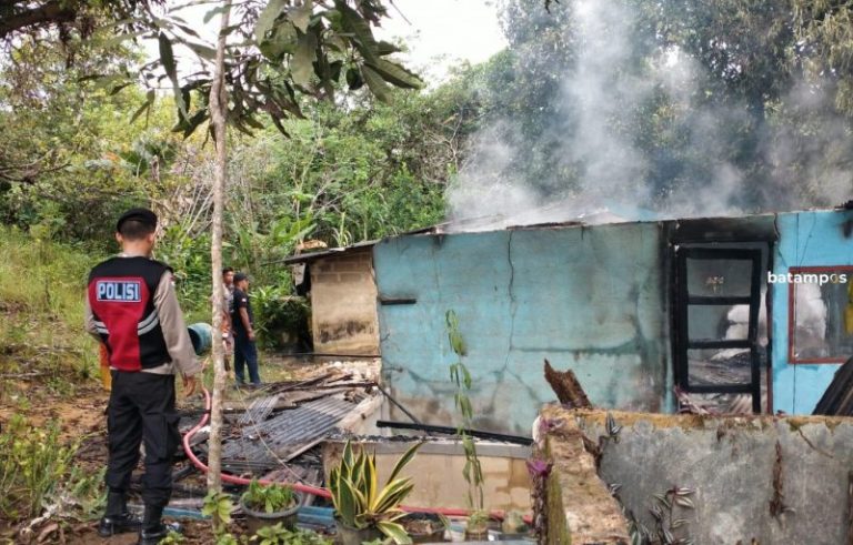 Diduga Tersambar Petir, Rumah di Nongsa Hangus Terbakar