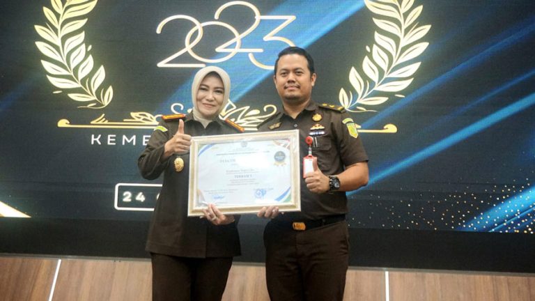 Kejari Batam Kembali Raih Penghargaan
