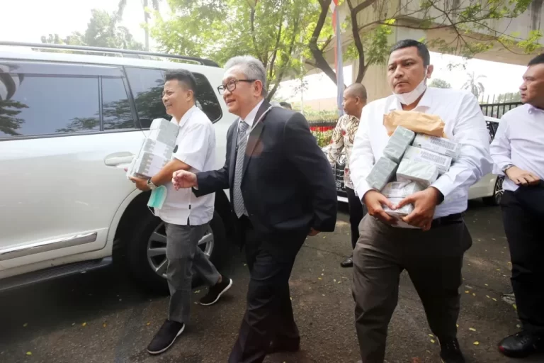 Kejagung Tangkap Edward Hutahaean, Kuasa Hukum Para Terdakwa Kasus BTS 4G Bilang Begini