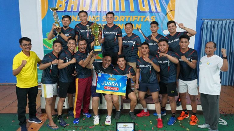 Polda Kepri Raih Peringkat Pertama PLN Batam Badminton Turnamen