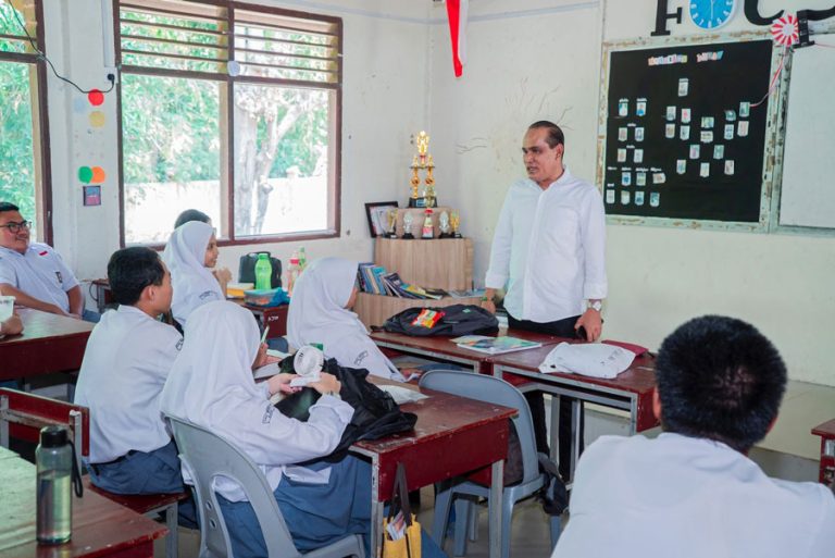 Cerdas Saja Tak Akan Cukup, Perkuat Juga Akhlak dan Moral