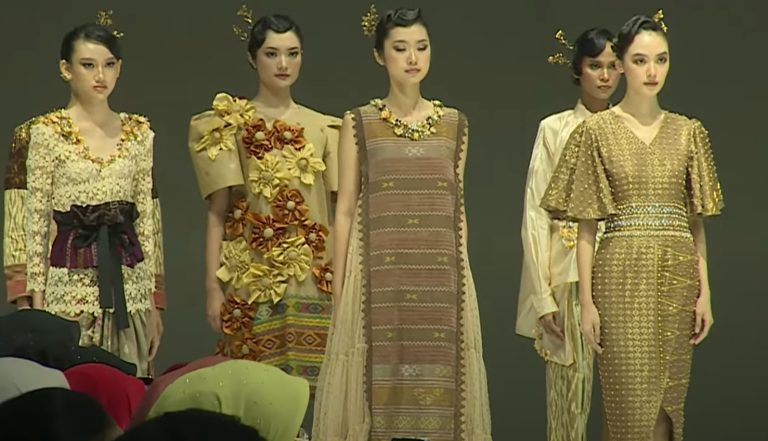 Wastra Kota Medan di Jakarta Fashion Week 2023