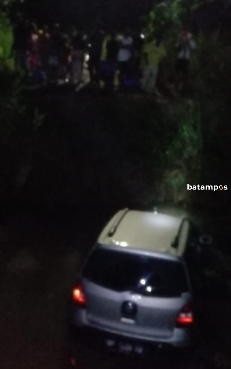 Mobil Terjun Bebas dan Terperosok di Jalan Putus dekat Perkebunan Sawit Tirta Madu, Bintan