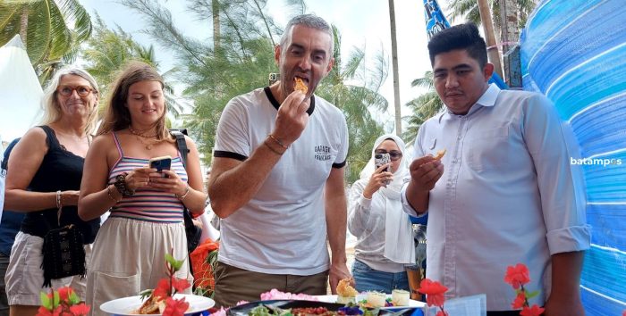 Wisatawan Asing dari Perancis Senang Cicipi Kuliner di Pengudang Seafood Festival