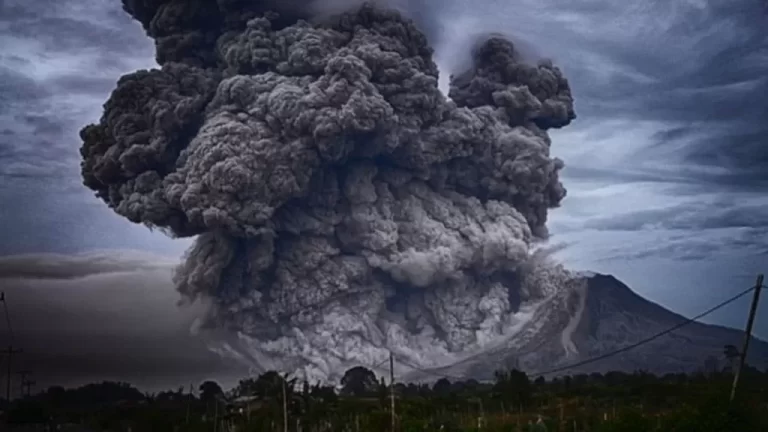 Awas, Gunung Anak Krakatau Kembali Erupsi
