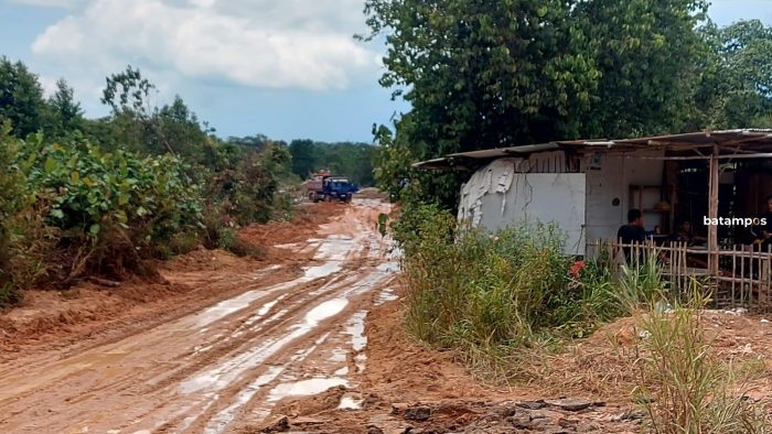 Penambangan Pasir Ilegal Terang-terangan Beroperasi Siang Hari di jalan Lintas Barat, Teluk Bintan