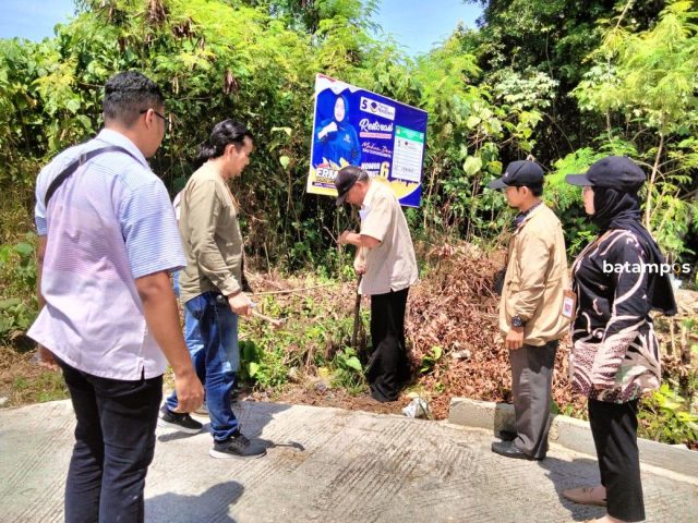 Panwascam Karimun Turunkan Baliho Caleg yang Melanggar Aturan