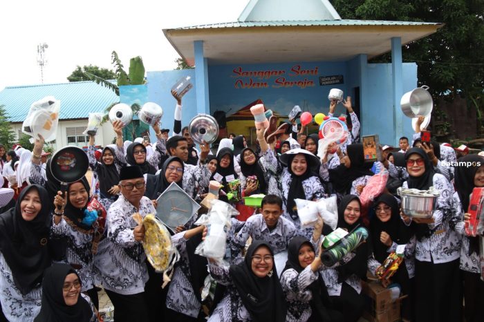 Semarak Hari Guru, Berbagi Kado Sederhana, Hingga Pengabdian Mencerdaskan Anak Bangsa