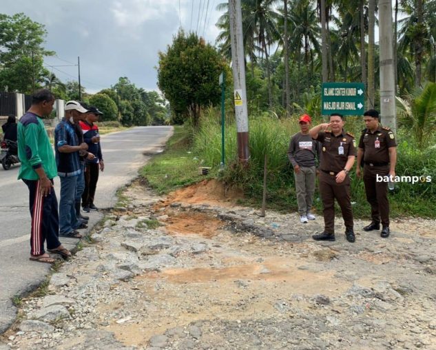 Prihatin Jalan Menuju Islamic Center Rusak, Kacabjari Kundur Ajak Wartawan Goro