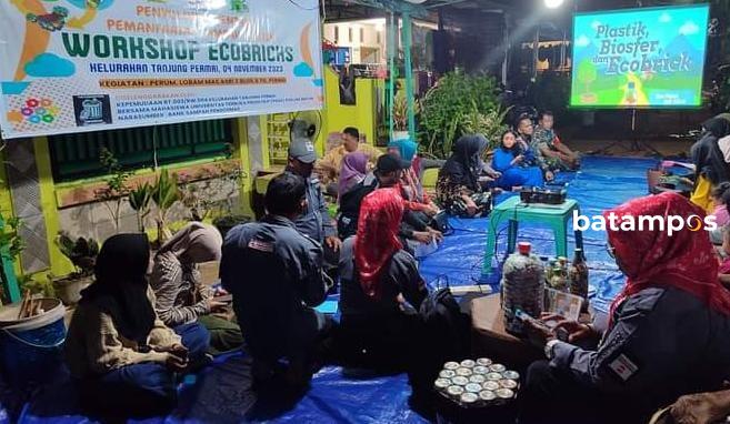 Masyarakat Kelurahan Tanjungpermai, Bintan Dilatih Olah Sampah Plastik Jadi Ecobrick