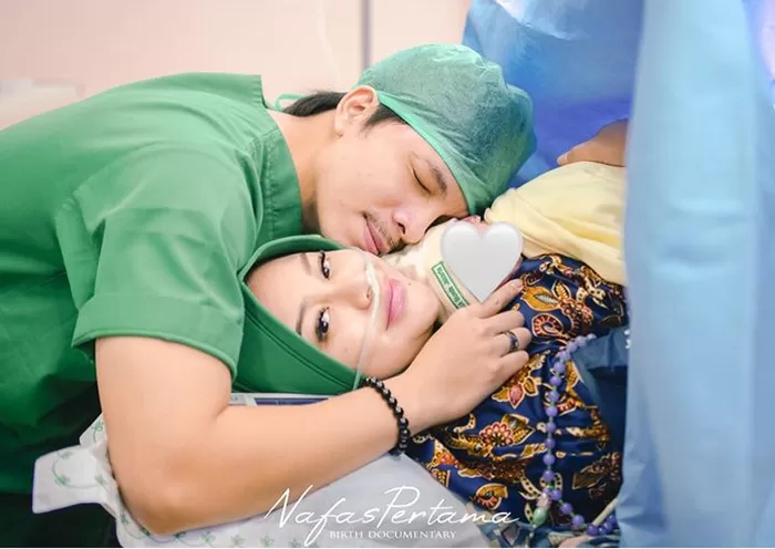 Atta Halilintar Bonding Skin to Skin saat Aurel Hermansyah Melahirkan Putri Keduanya