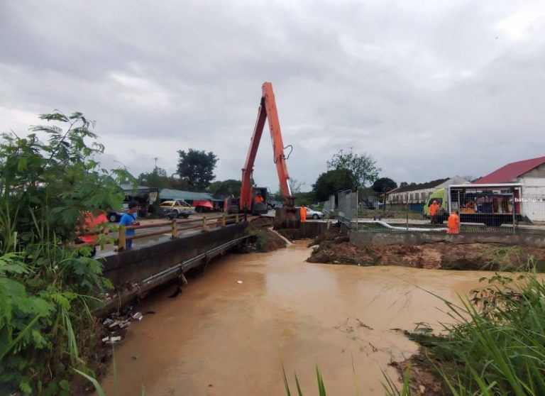Dinas Bina Marga Bersihkan Drainase di Seibeduk