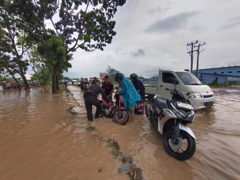 Sampah dan Material Tanah Sumbat Gorong-Gorong, Bisa Bikin Banjir Lagi