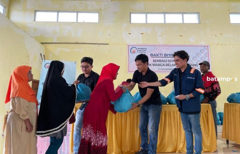PT BML Bagikan Sembako ke Warga Pulau Penawar Rindu