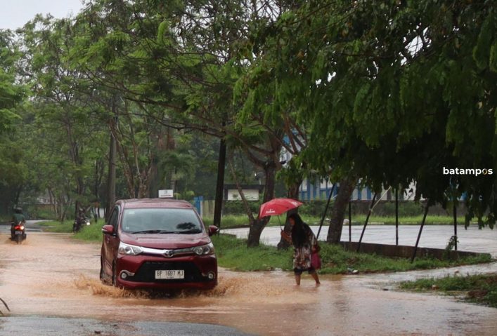 Air Meluap Dari Drainase, Sejumlah Ruas Jalan di Seibeduk Banjir