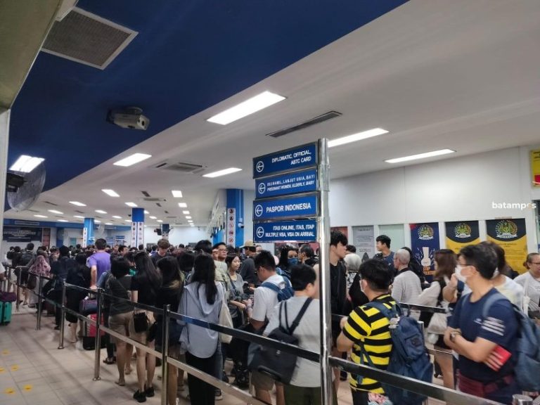 Penumpang Pelabuhan Internasional Batamcenter Membeludak