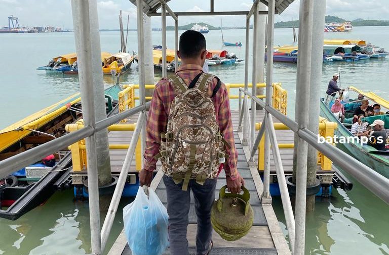 Gas 3 Kg di Belakangpadang Sulit Didapat, Warga Terpaksa Beralih ke Kayu Bakar