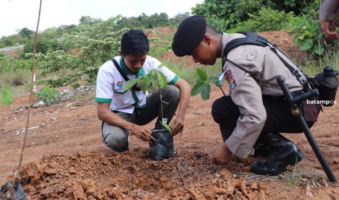 Polisi Tanam Bibit Pohon di Pulau Dompak