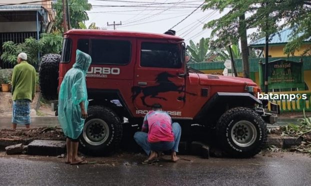 Mobil Jip Tabrak Pembatas Jalan Batu 7