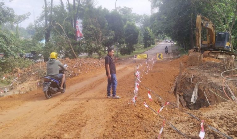 Perbaikan Jalan Amblas di Tiban DIkebut, Sudah Bisa Dilalui Kendaraan Roda Dua