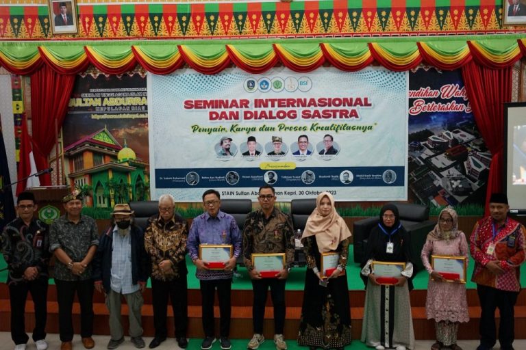 Kantor Bahasa Provinsi Kepri Beri Anugerah Resam Kencana