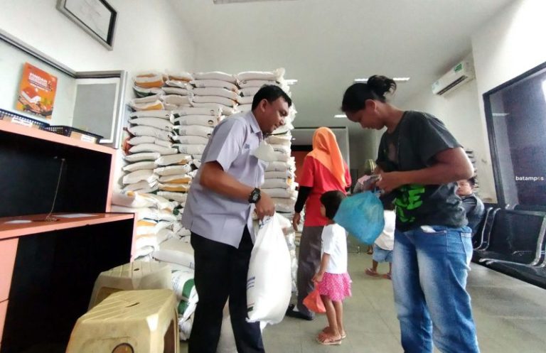 Masyarakat Batuaji dan Sagulung Antusias Mendapat Bantuan Beras, Antre Panjang di Kantor Pos