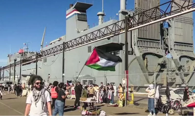 Demonstran di California Memblokade Kapal Kargo Militer Amerika yang Hendak Menuju Israel