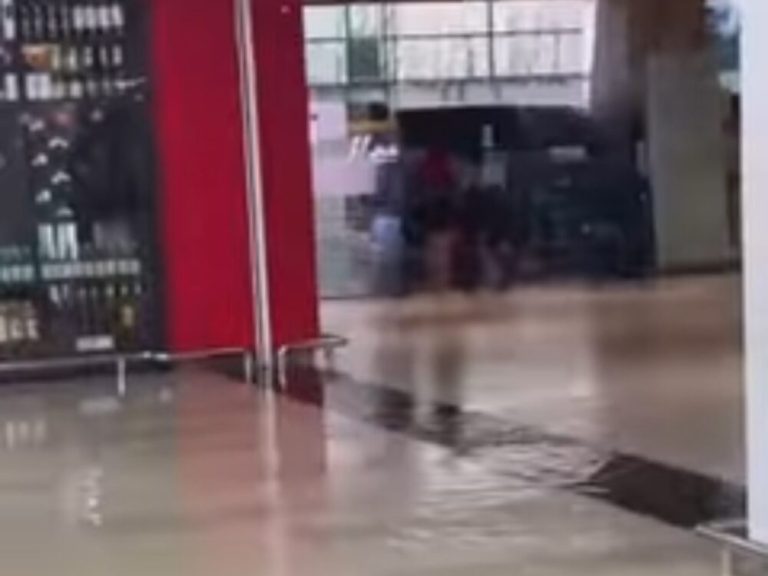 Hujan Deras Guyur Batam, Grand Batam Mall Kebanjiran