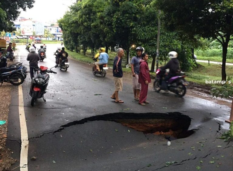 Ini Penyebab Jalan Amblas di Tiban