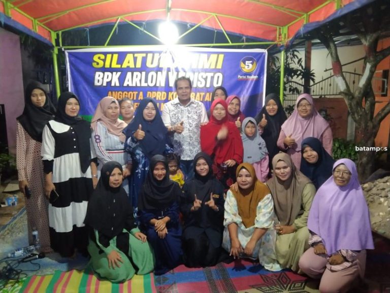 Arlon Veristo Silaturahmi dengan Warga, Janjikan Lapangan Futsal di Perumahan Sumberindo Tanjunguncang