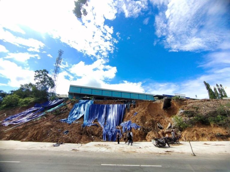 Bukit Longsor, Setiap Hujan Warga Kampung Pelita Banjir Lumpur