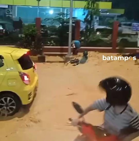 Banjir di Seraya, 2 Pengendara Motor Terseret Arus