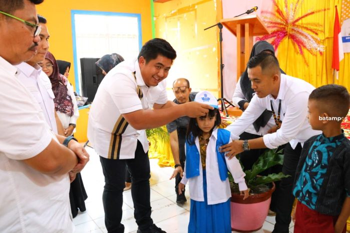 Bupati Serahkan Seragam Gratis bagi Siswa TK, SD dan SMP