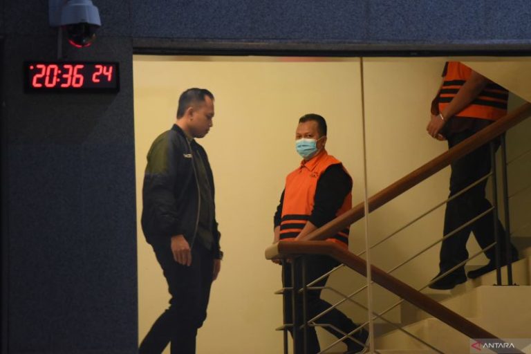 KPK Geledah Rumah Dinas Bupati Bondowoso