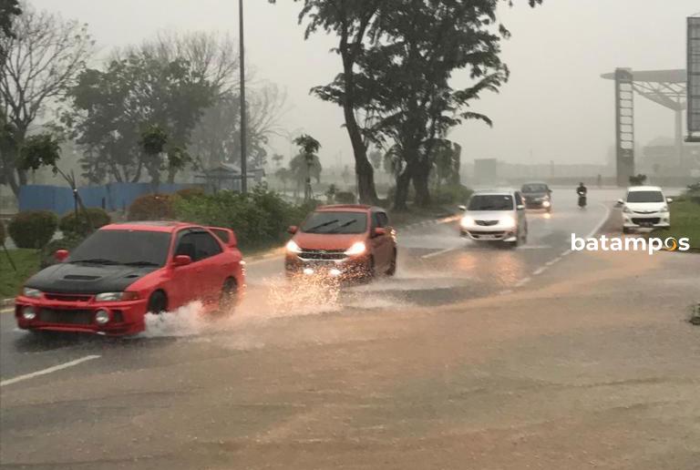 Nagoya dan Penuin Dilanda Banjir