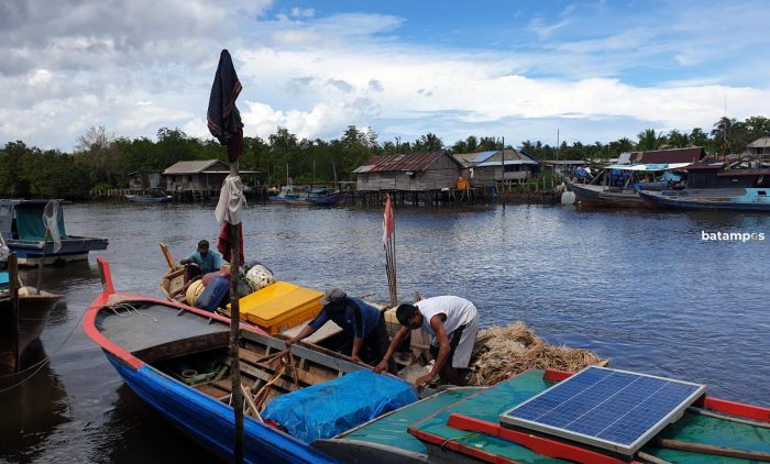 Tak Melaut akibat Musim Utara, Nelayan Kawal Bikin Rumah Ikan buat Tambah Penghasilan