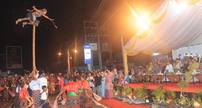 Masyarakat Tumpah Ruah Saksikan Pawai Budaya Sempena Hari Jadi Ke 75 Kabupaten Bintan