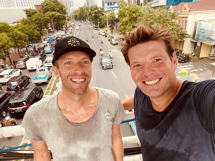 Chris Martin Jalan Nyeker di Sudirman & Selfie Bareng Phil Harvey di JPO