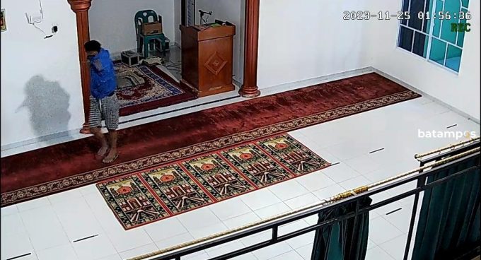 Aksi Pencurian Kotak Amal di Bintan Terekam CCTV